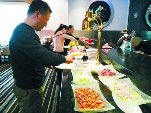 在一家飯店內(nèi)，原本是輔助業(yè)務(wù)的小火鍋則成了現(xiàn)在飯店的重要業(yè)務(wù)。